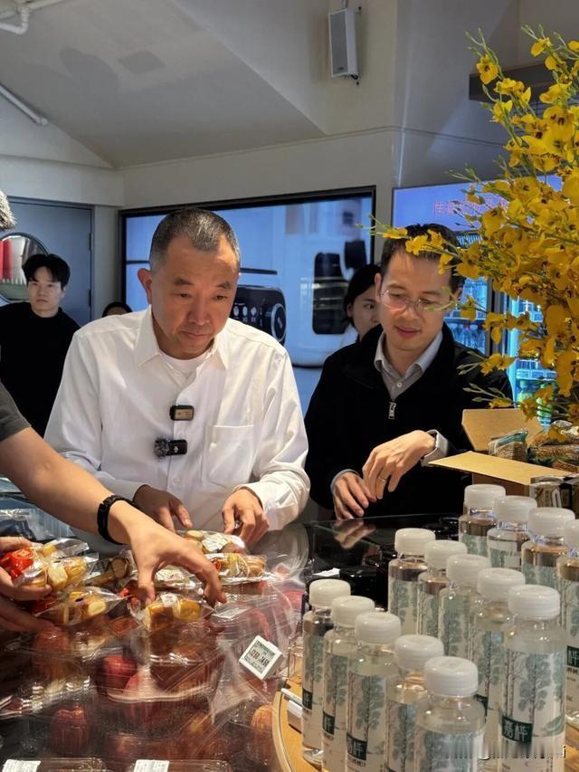 本月7日下午，东方甄选线下首个门店试营业第三天，公益人、东方甄选总顾问陈行甲来到