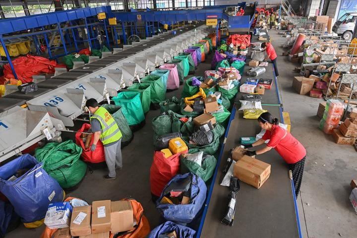国家邮政局4日发布数据显示，截至6月30日，今年我国快递业务量已超1000亿件，