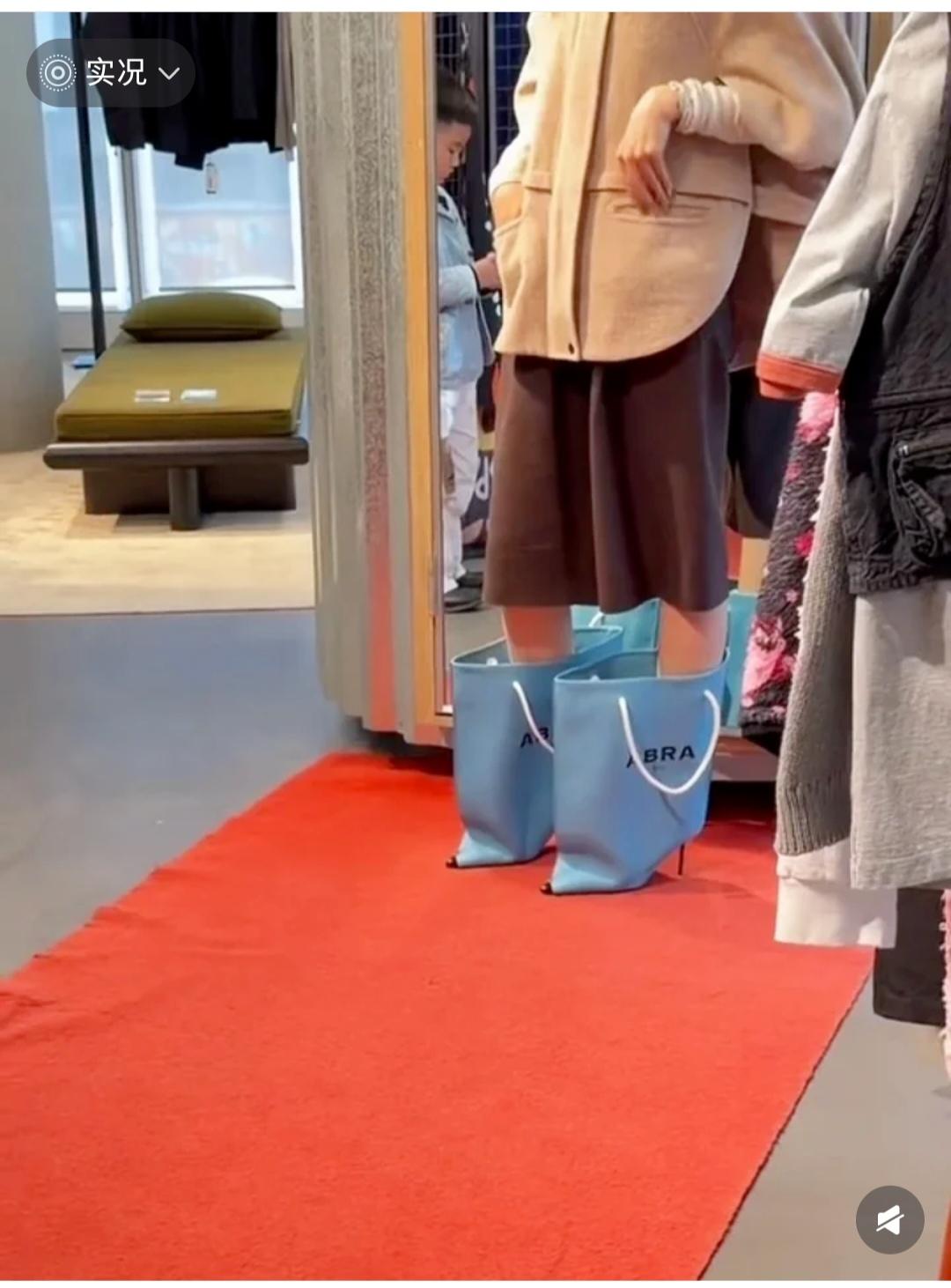 偷拍一个，好想知道这是什么鞋？脚在里面游泳吗？