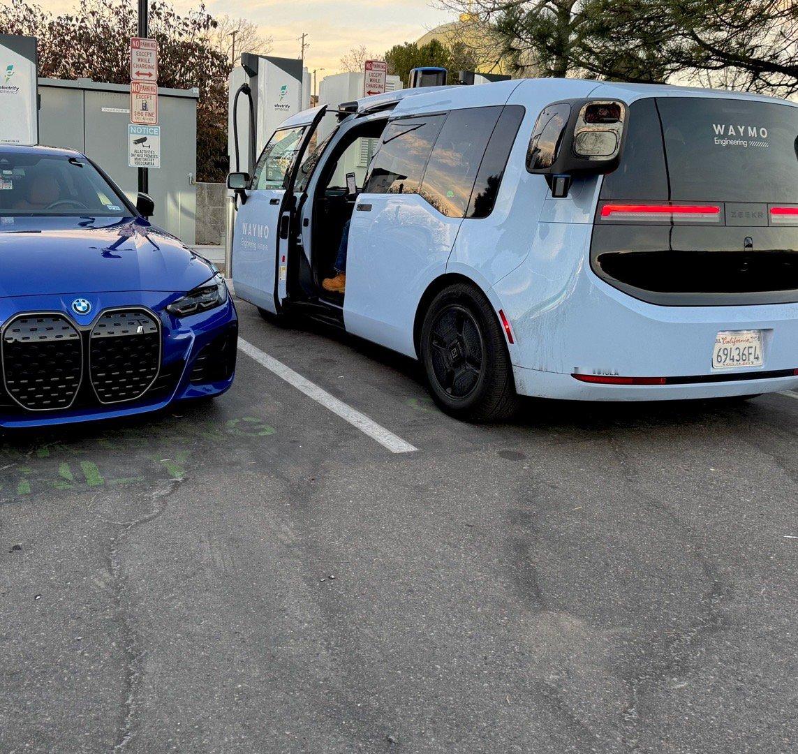 在美国科罗拉多州快充站偶遇一台极氪 RT它的充电表现：25%–35% 电量区间，