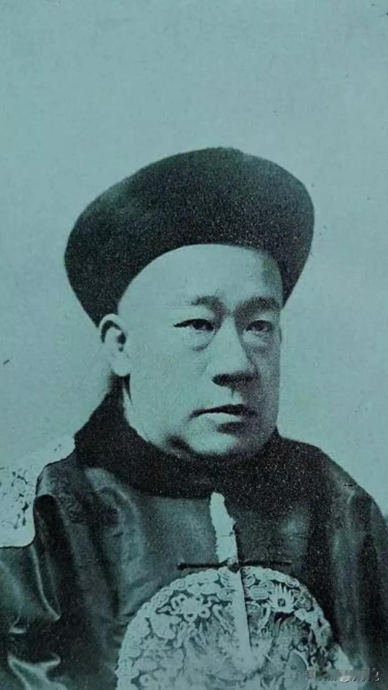 他不但自己解剖，还要求用中国人做标本，玩弄烈士遗骸。

他给731提供烈士做人体