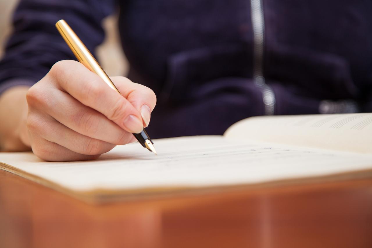 应该可以。

抄书最起码要坐下来，一字一字地写，心不静是做不到的，时间长了，心应