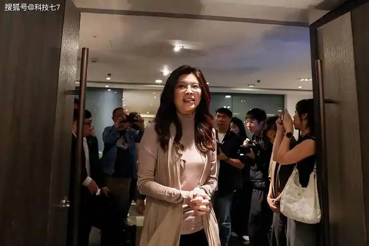 大陆网友对国民党主席郑丽文这次访华很热情，评价也很正面，好感度剧增。大陆把郑丽文