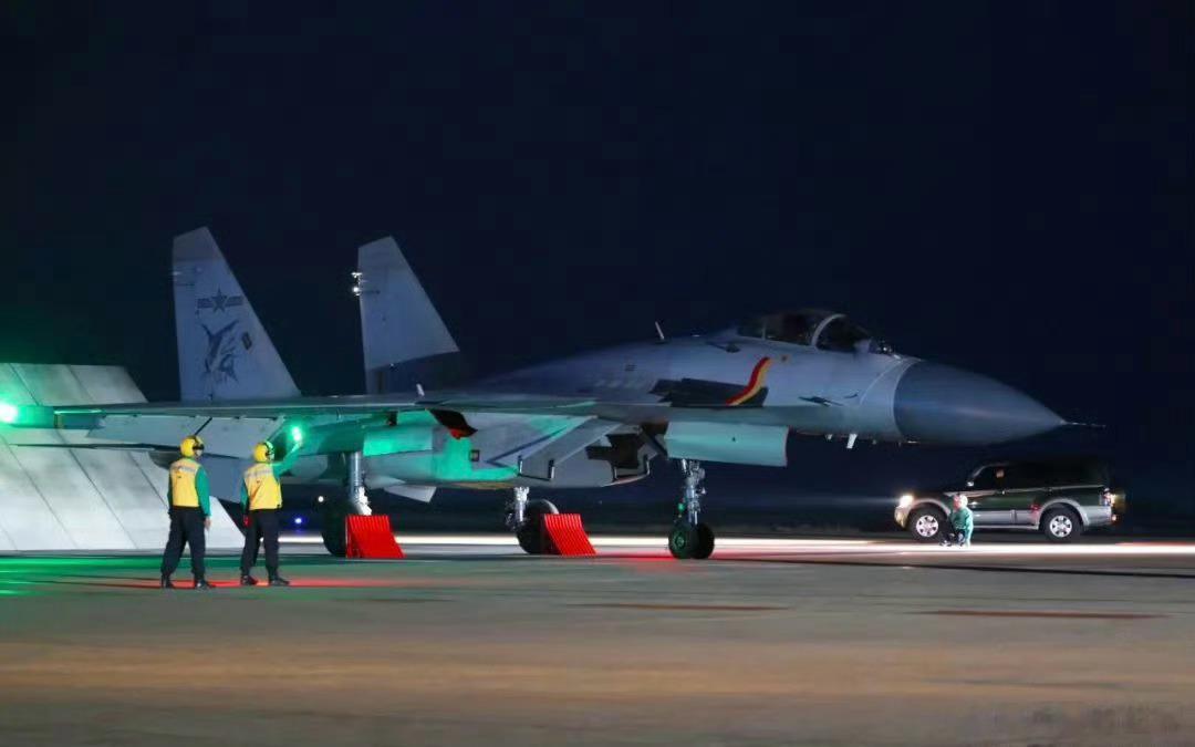 歼15舰载机真大啊！一架舰载机真的有必要做这么大吗？#武器装备# 说真的，舰载机