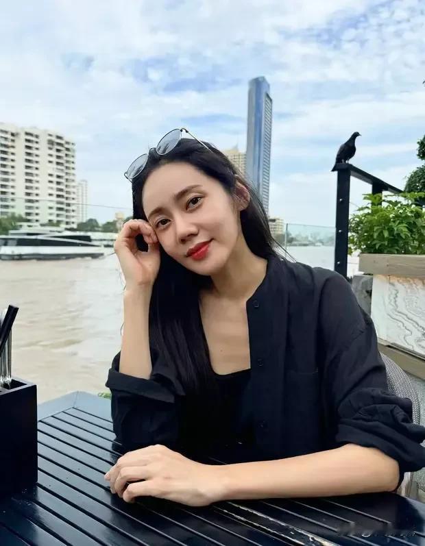 26日这天，秋瓷炫于社交平台倾情分享了一组日常美照，照片里的她尽显惬意自在。她发