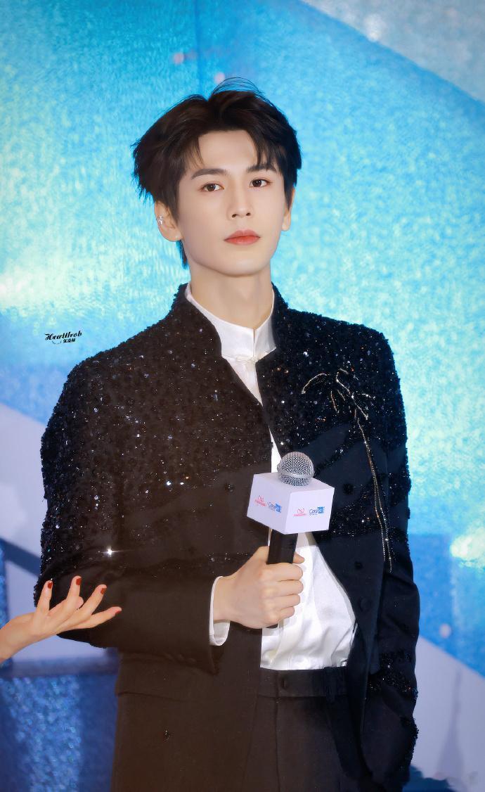 张凌赫今日上海活动人气张凌赫王子射箭 帅到失语！工作日三层商场被围满，黑钻西装射