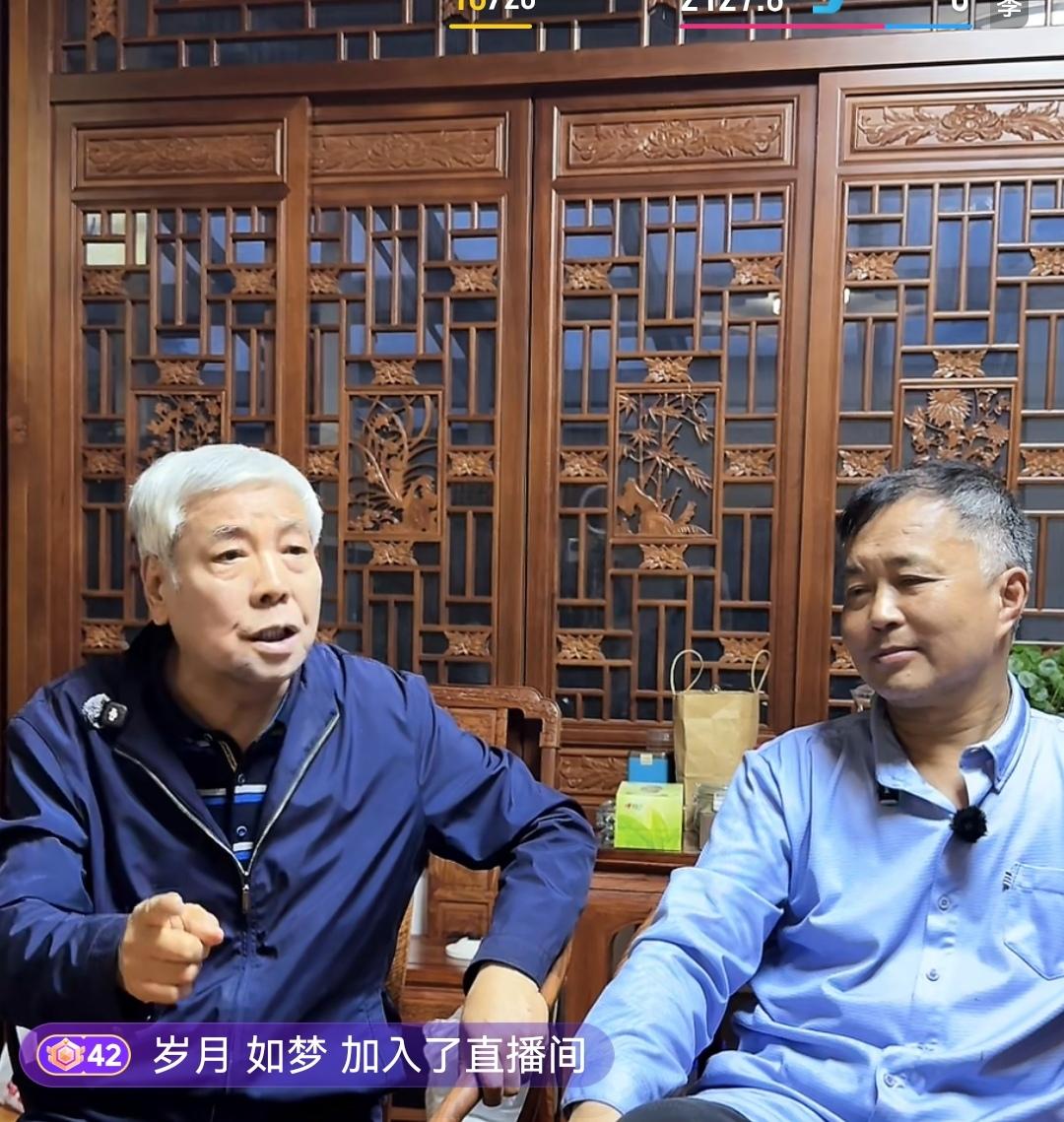 “书痴”沈巍！
沈巍是书痴，不是书呆子。走进馆长的书画室，就像小朋友走进别人家的