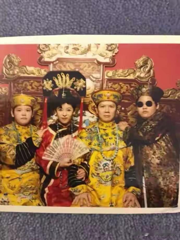向太和向佑和解了，还得多亏了向佐在中间调和，他不想一家人变得四分五裂。

向佑没