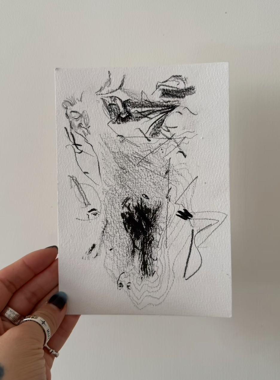 晒出你相册里最有意境的一张照片这算有意境吗？一张美术生涂鸦练笔的纸。