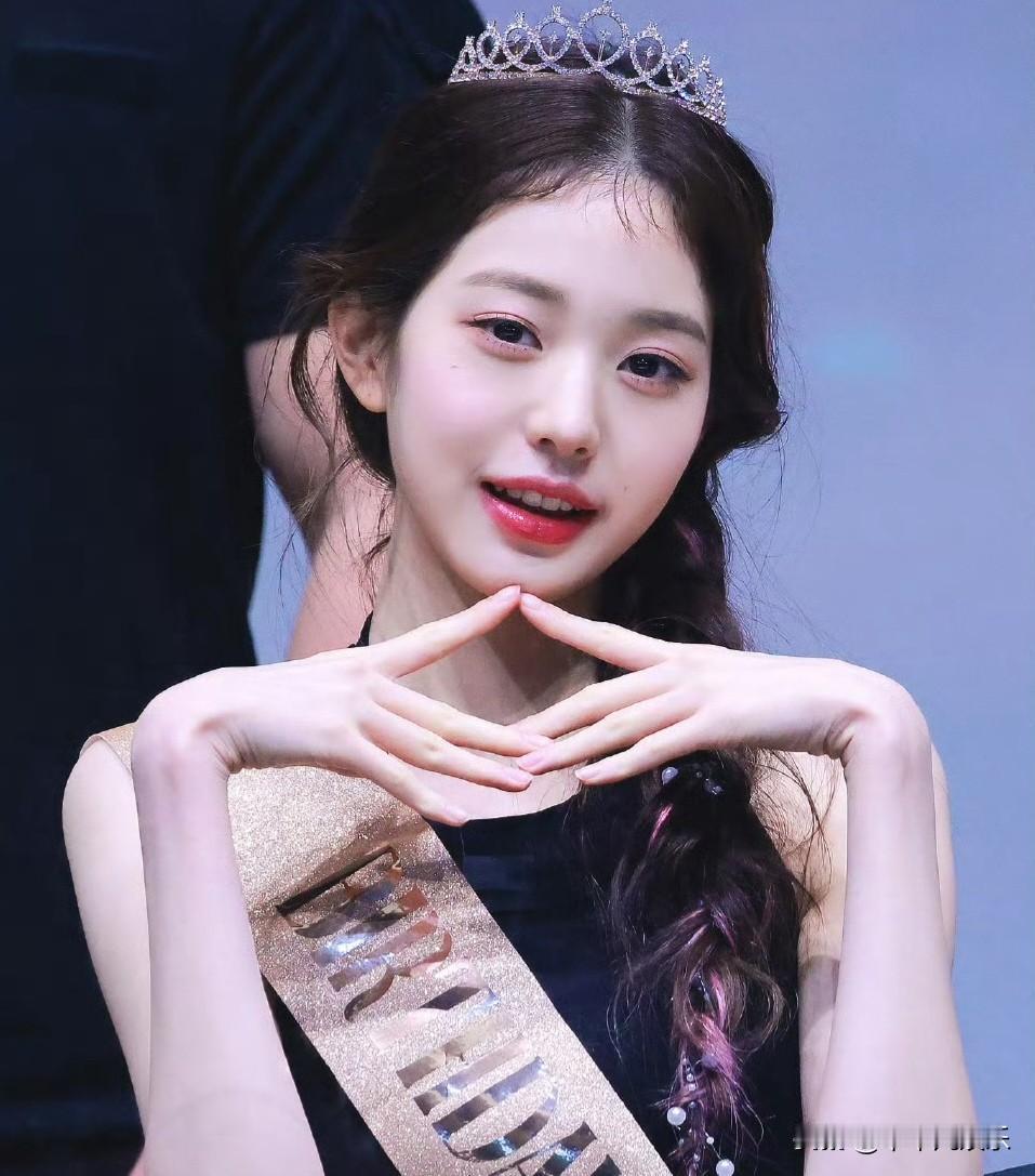 张元英今日的皇冠造型，堪称视觉盛宴！头戴精致小皇冠的她，搭配公主盘发，宛如从童话