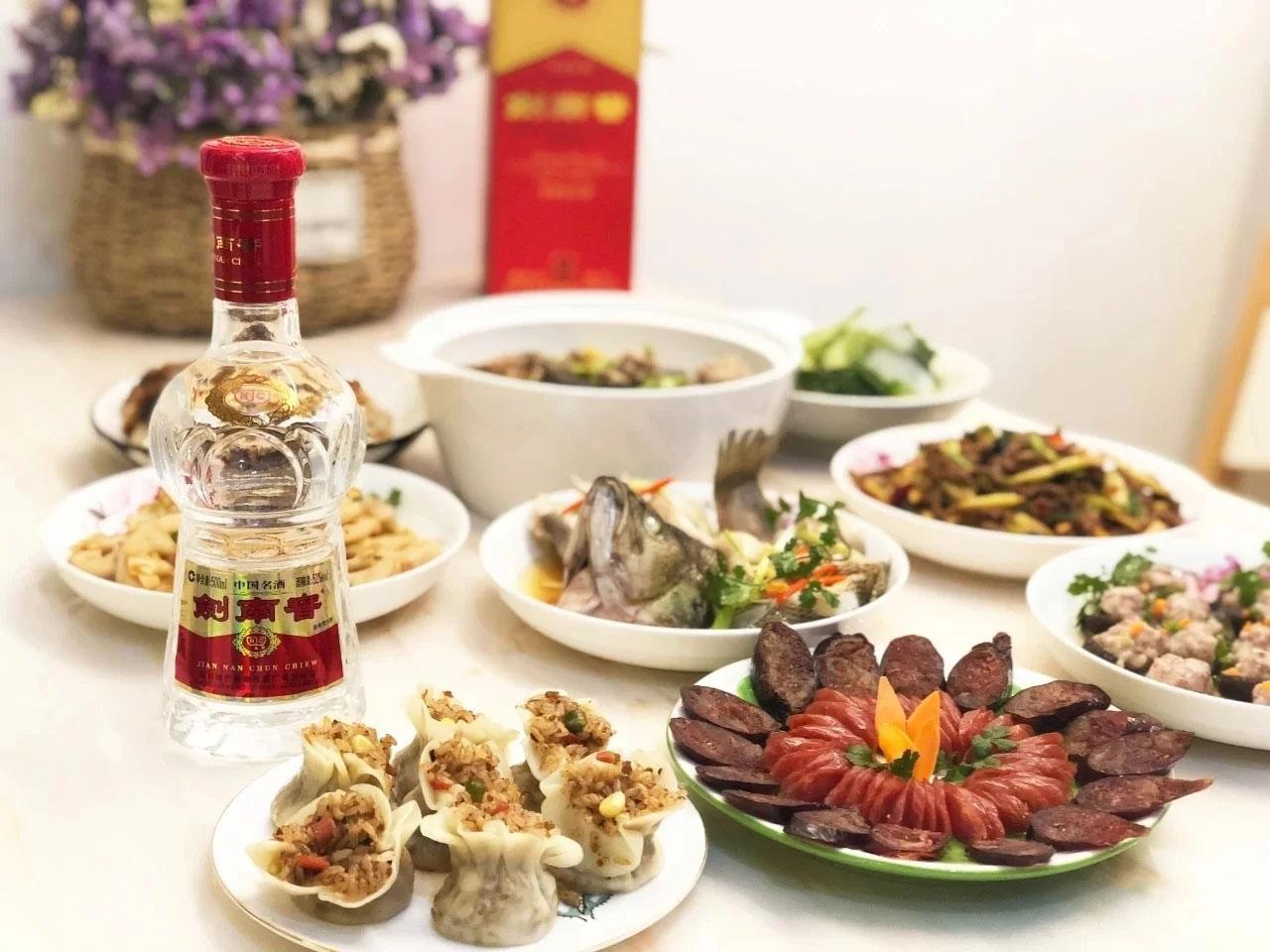 中国人的情义都藏在酒里  酒中情，岁月里的温暖与传承。 致敬生活中每一份感动 小
