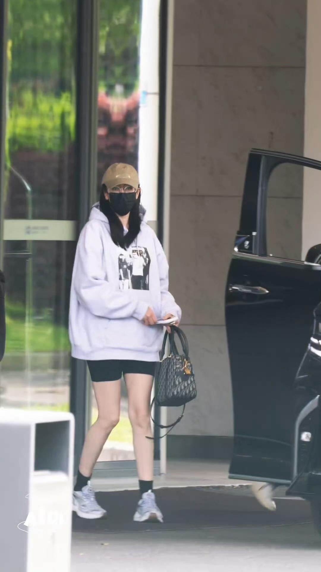 俺们巴巴真的真的很自律迪丽热巴腿部肌肉线条