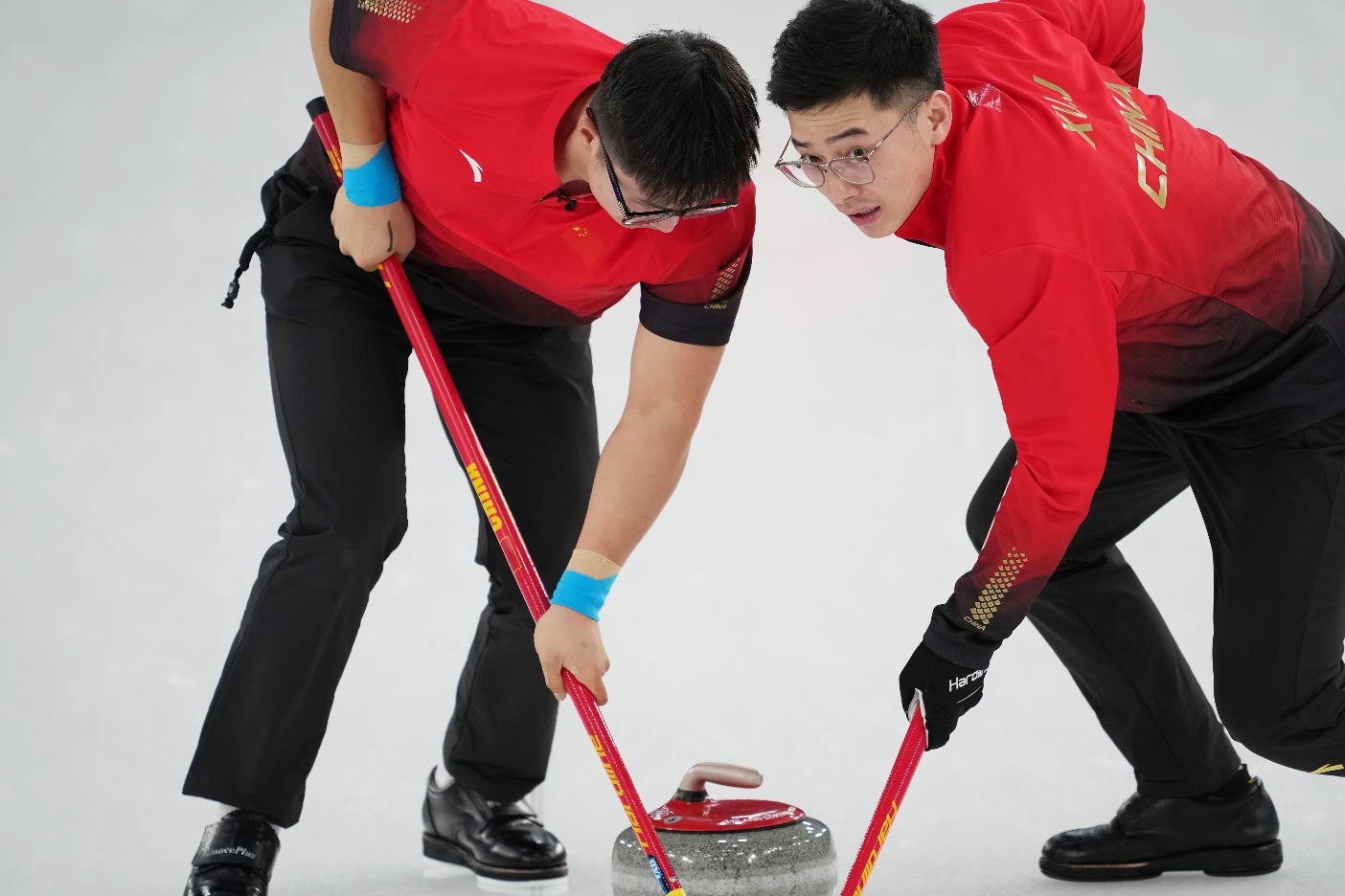 米兰冬奥会 男子冰壶循环赛最后一轮，中国队4-6不敌德国，以2胜7负排名垫底的成