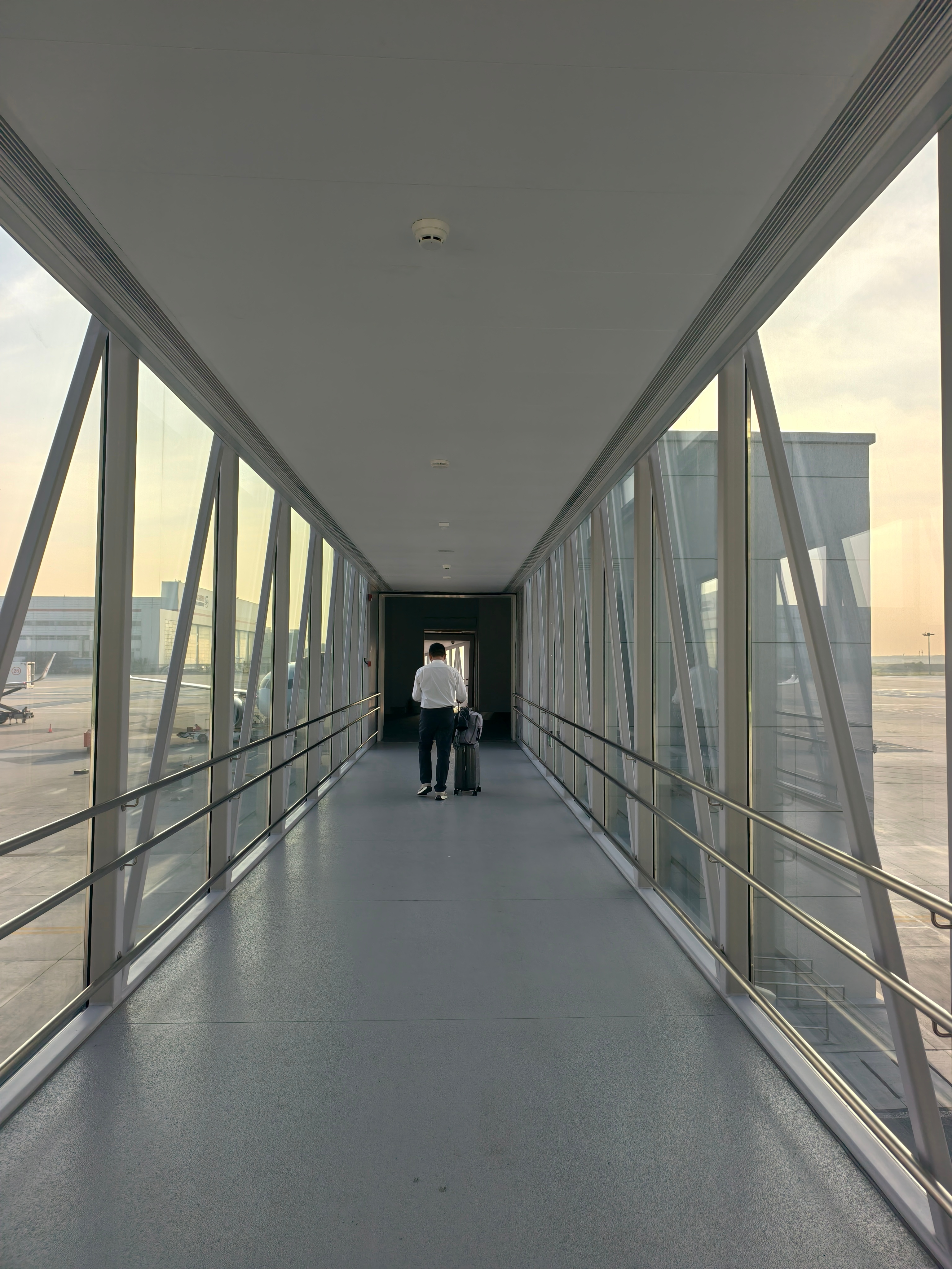 西安咸阳国际机场 T5 航站楼巨新，连廊桥都非常新，一查果然今年才启用的。在身份