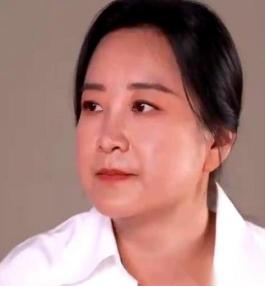 贾玲最近干了件"傻事"。两部电影票房快90亿，她本可以躺着数钱，上上综艺，继续当