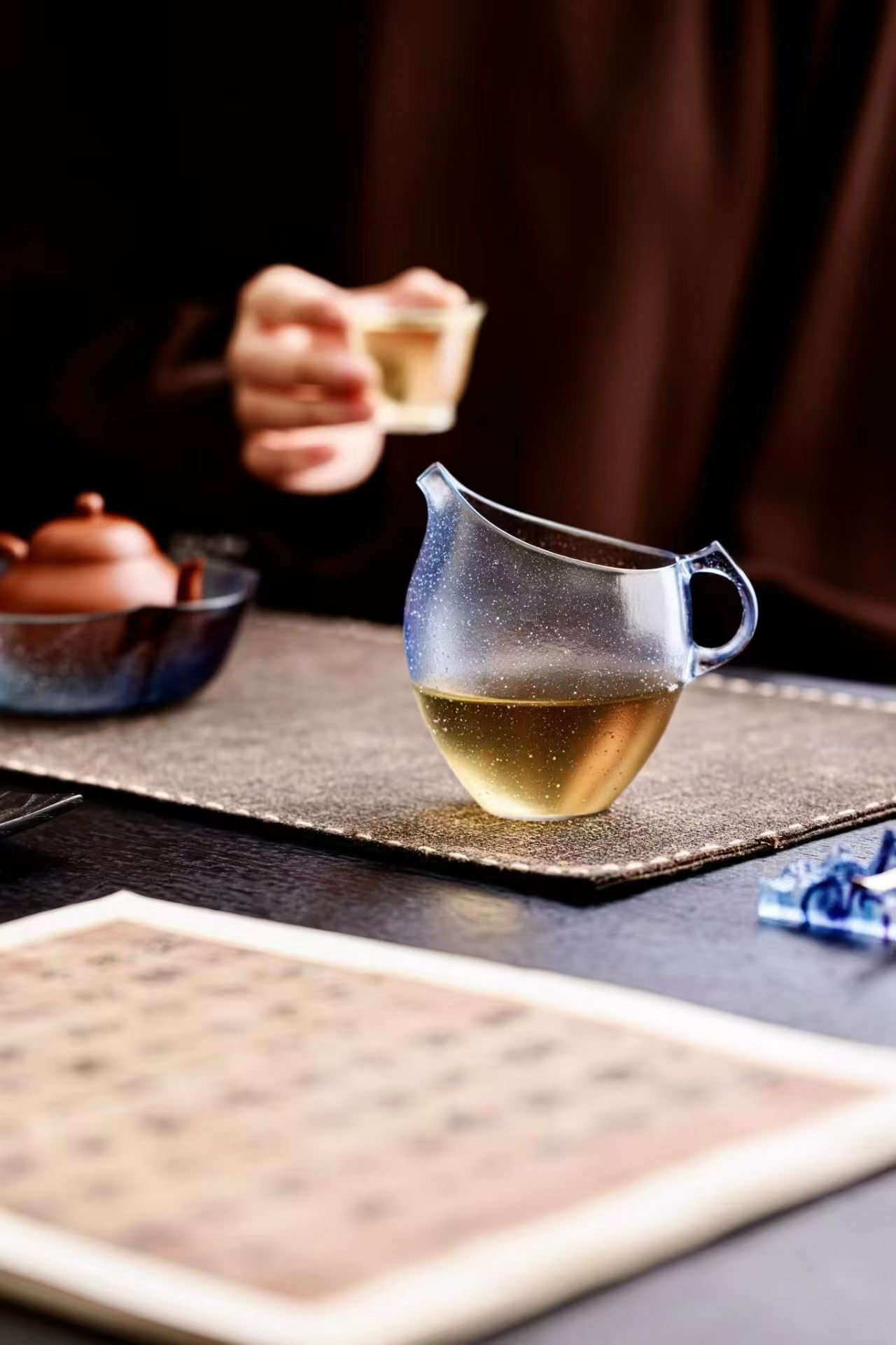 茶道  杯身造型犹如“花彩雀莺”一般，圆润的曲线与高昂的口部犹如一只向天“啾啾”