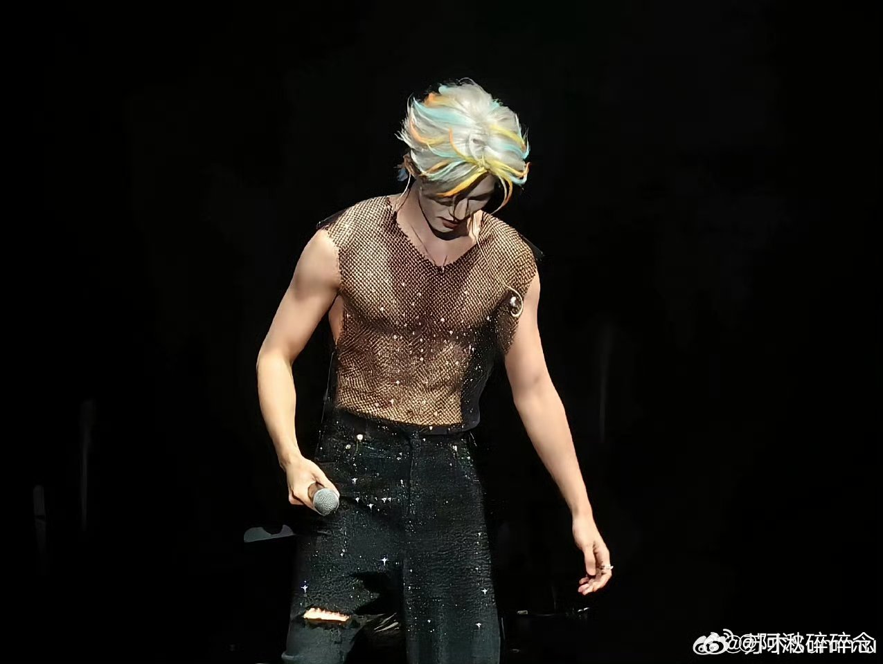 云旗把云熠应援色染头上了直接封神！云旗新发色是云熠应援色，银白基底配青橙挑染，颜