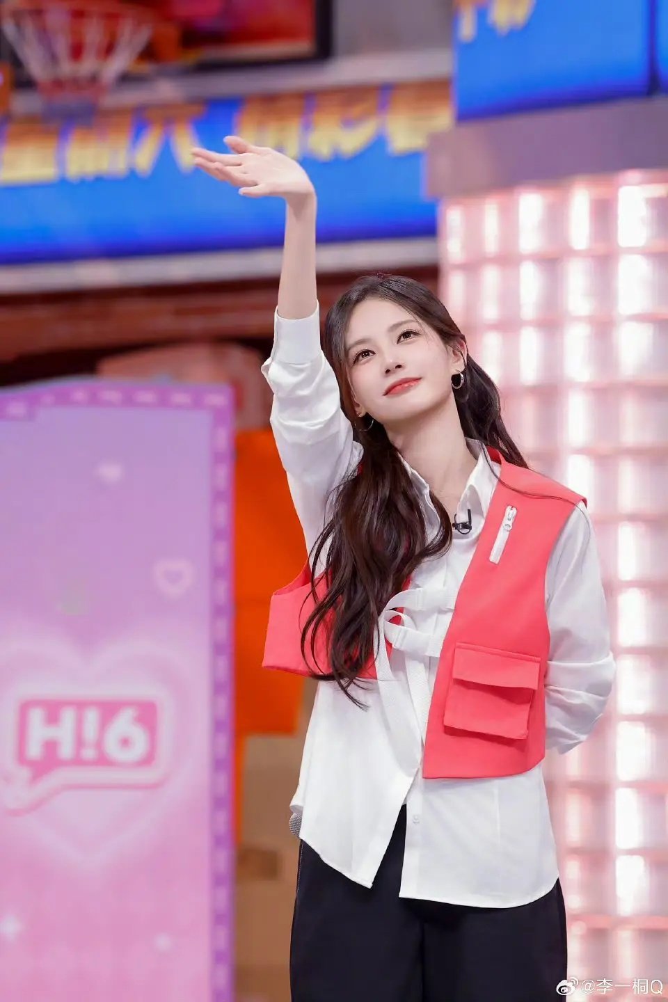 李一桐你好星期六剧宣啦！完全可爱桐姐卷发大波浪我亲＾3＾ 