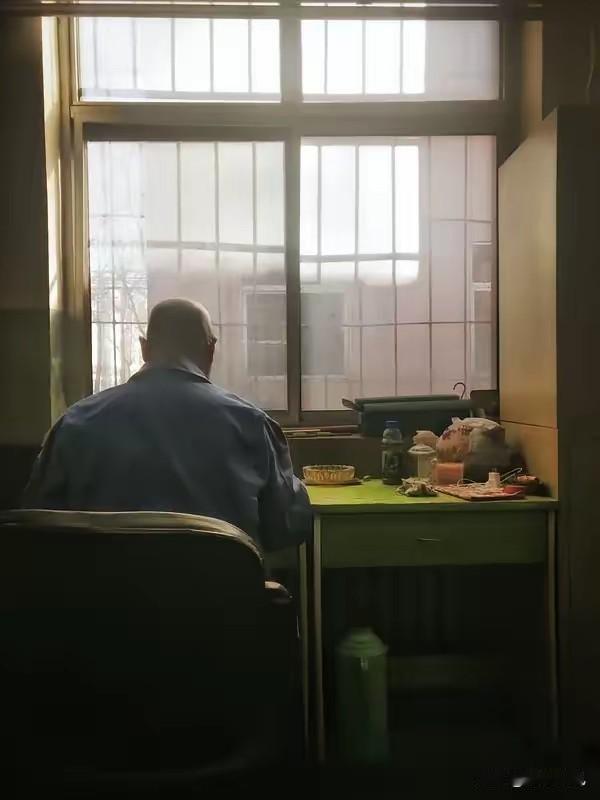 84岁大爷被儿媳送到养老院，他没闹，卖了两套豪宅，儿子回家蒙了
 
84岁的李老