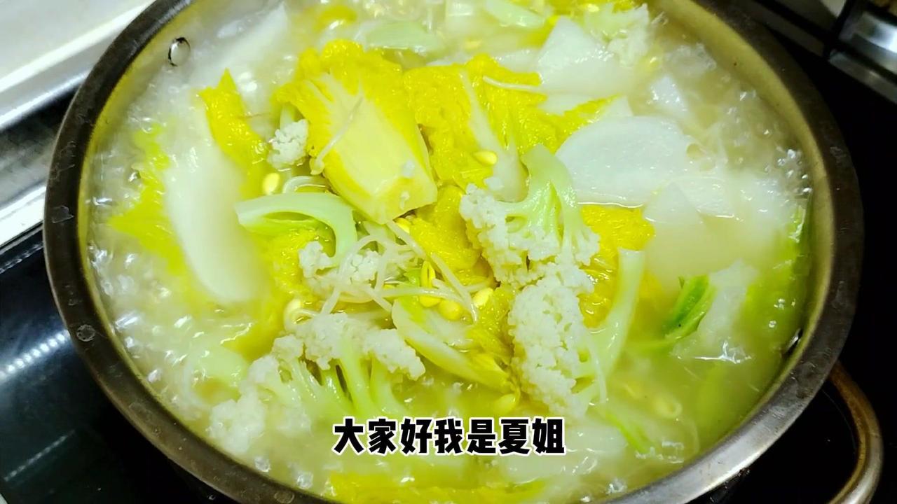 1️⃣食材准备：白萝卜、黄豆芽、花菜、白菜。萝卜切厚片，花菜改小朵，白菜手撕。