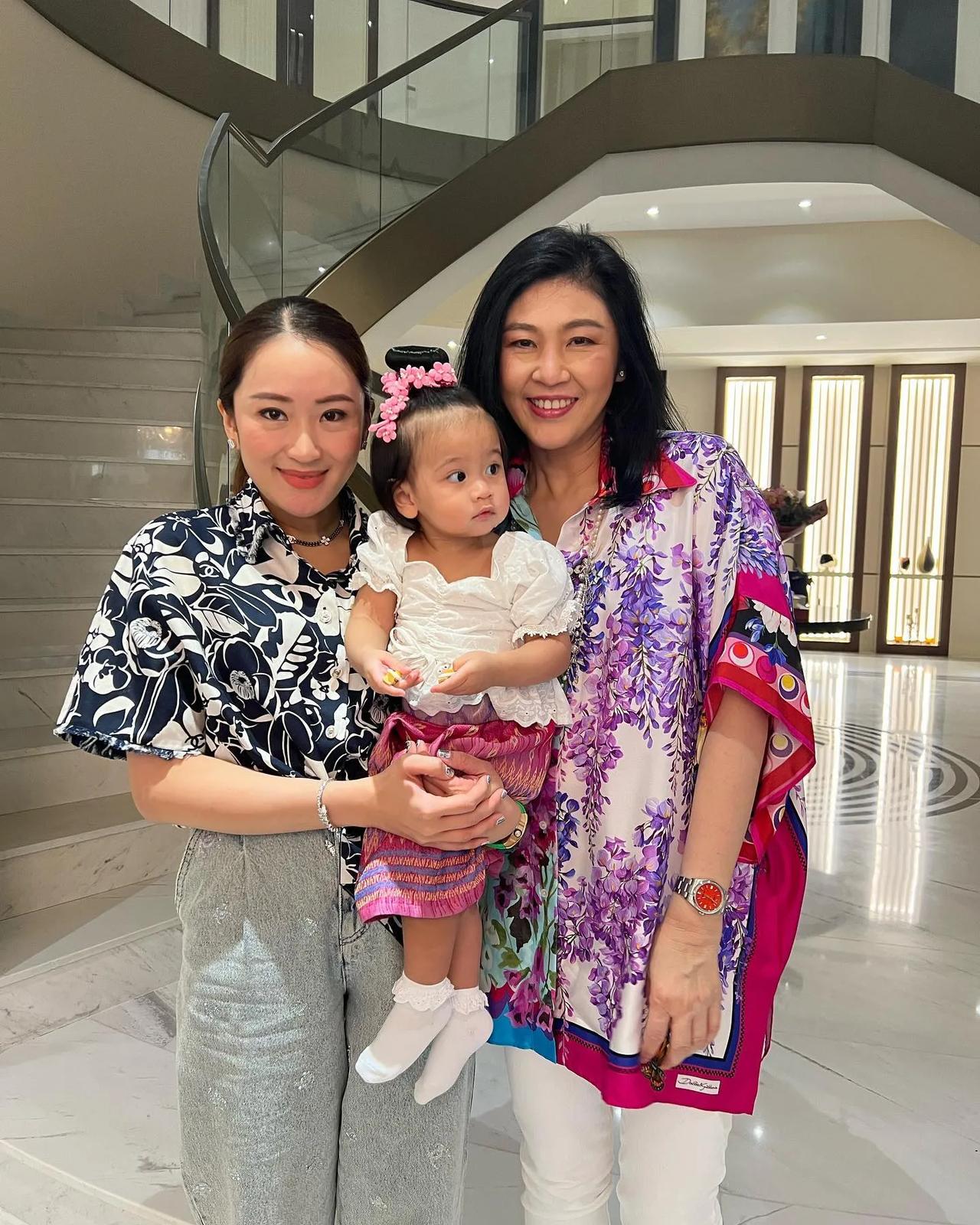 佩通坦很喜欢打扮她女儿哦，一会给她戴红头花，一会给她戴绿头花。小宝贝长得萌萌哒，