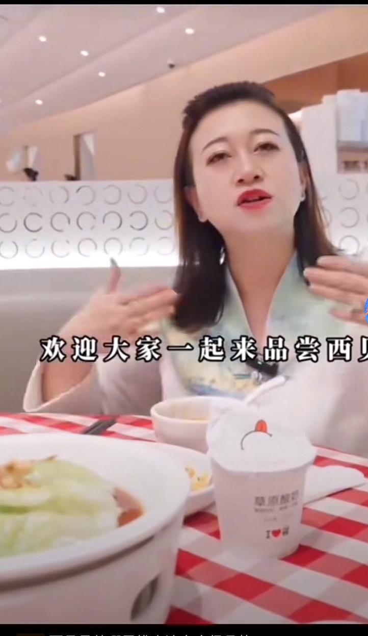 这位女士是来砸贾国龙的场子吗？
   神情夸张的女士多次在西贝门店出现，而且不是