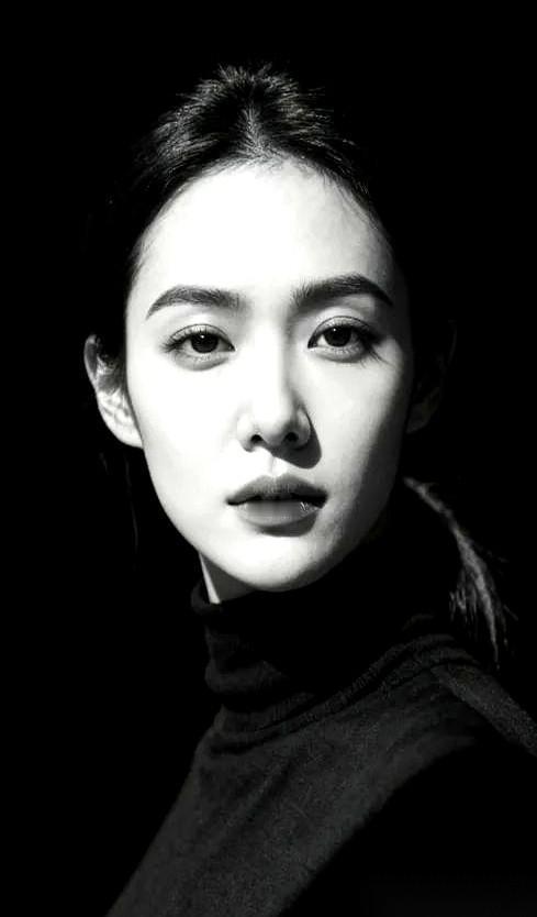 我发现身边那些越活越“贵”的女人，身上都有一个反常识的特点：
话越来越少，朋友圈