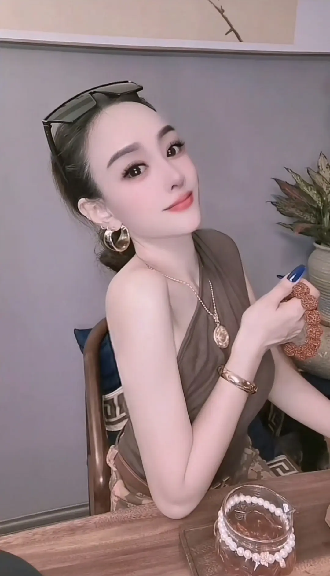 找老婆不需要太漂亮的   孝顺   温柔  贤惠  安分守己就行  不是吗？