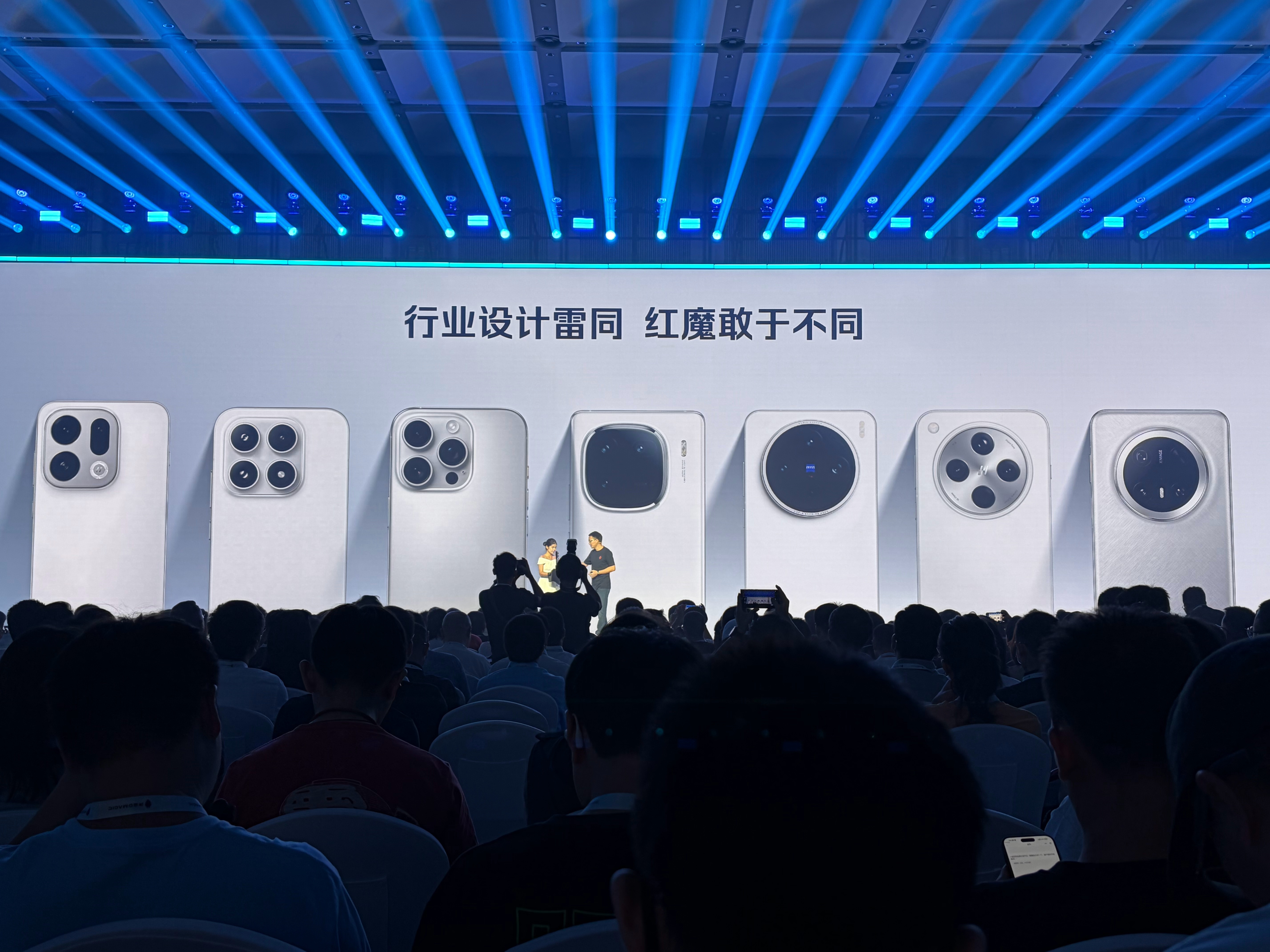 在凸起当道的手机圈里做纯平异类确实是一件不容易的事。 红魔11pro ​​​