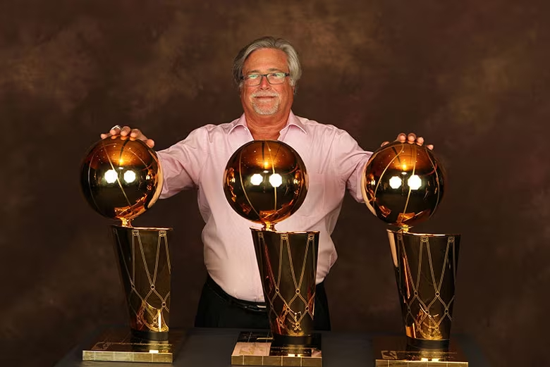 迈阿密热火队老板米奇·阿里森全票当选为下一任NBA理事会主席。他将接替多伦多猛龙