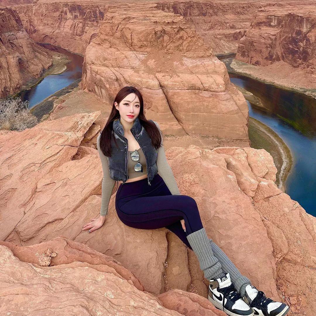 那一笑嫣然
#妖娆俏佳人# #美景如画俏佳人# #欣赏佳人佳作# #谁家玉女俏容