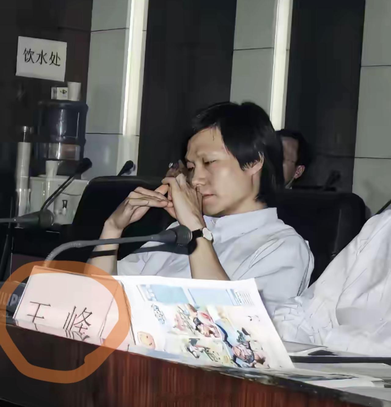 雷军这个“姓名牌”摆错了吧？