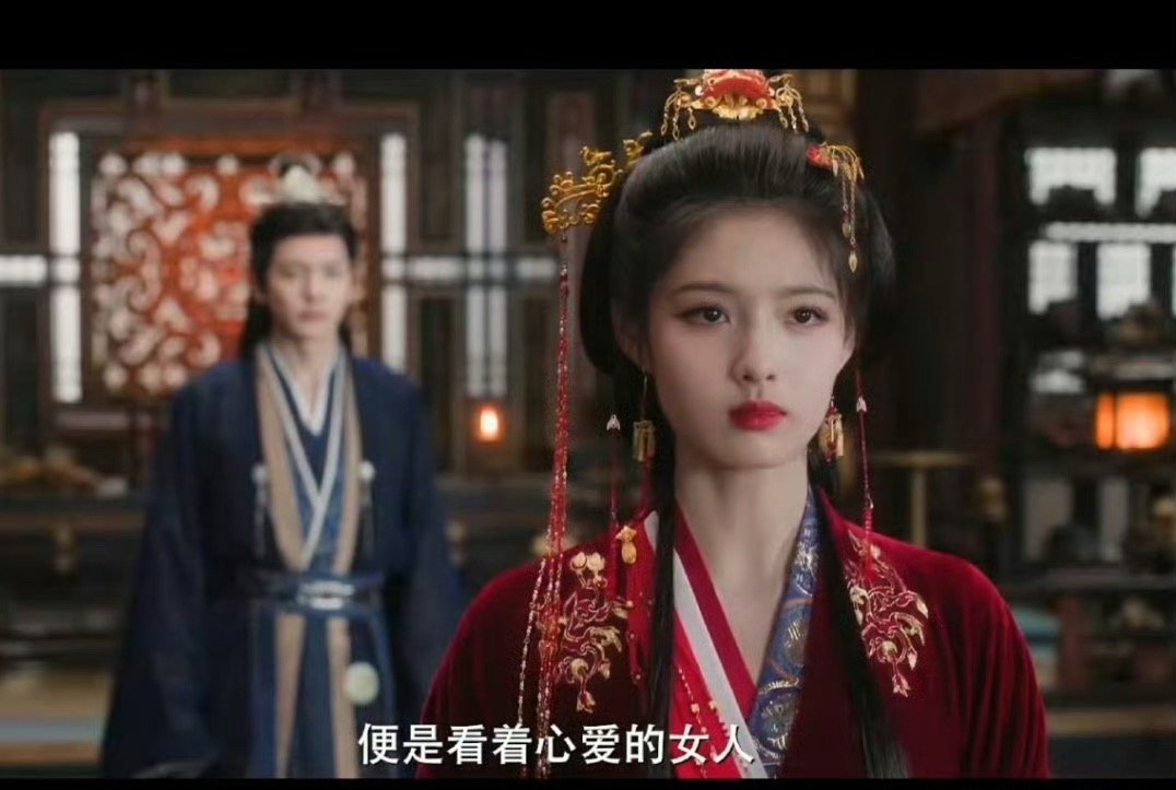 黄杨钿甜比艾米个子高不少，但反而艾米不像儿童 