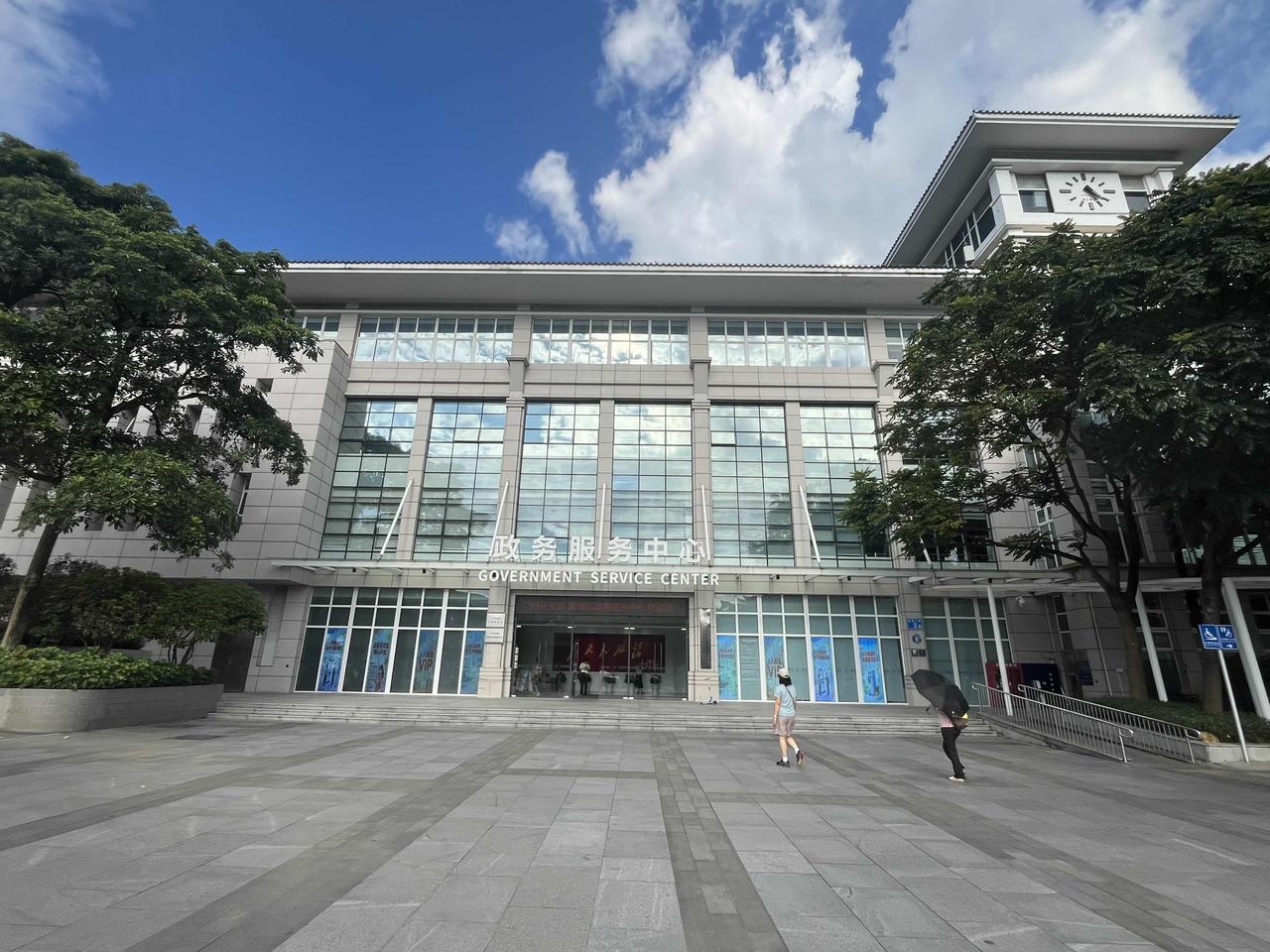今年立秋后，广州市黄埔区政府周边的景象。
2026年8月，我用手机摄影的照片。