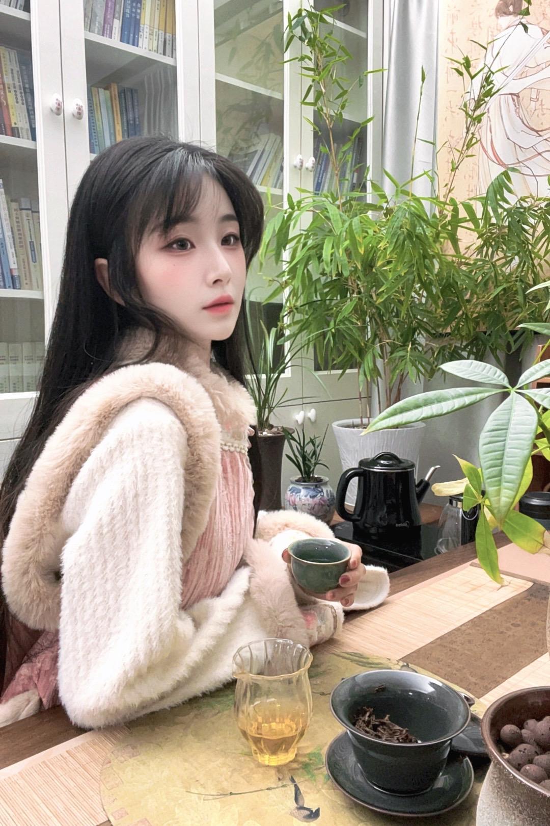 就像窗边的竹，不声不响，却在悄悄向上