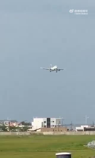 巴西一客机因遭遇强侧风蟹形降落，侧滑着陆像在空中平移，这一幕有多惊险？飞行员完成