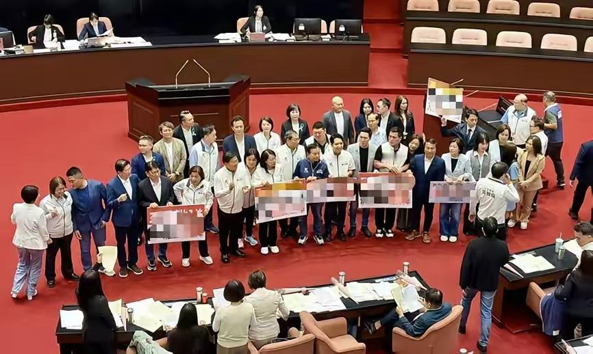 今天湾湾那个伪立法机构通过的所谓7800亿军购案，已经看出统一不能依靠那些扶不起