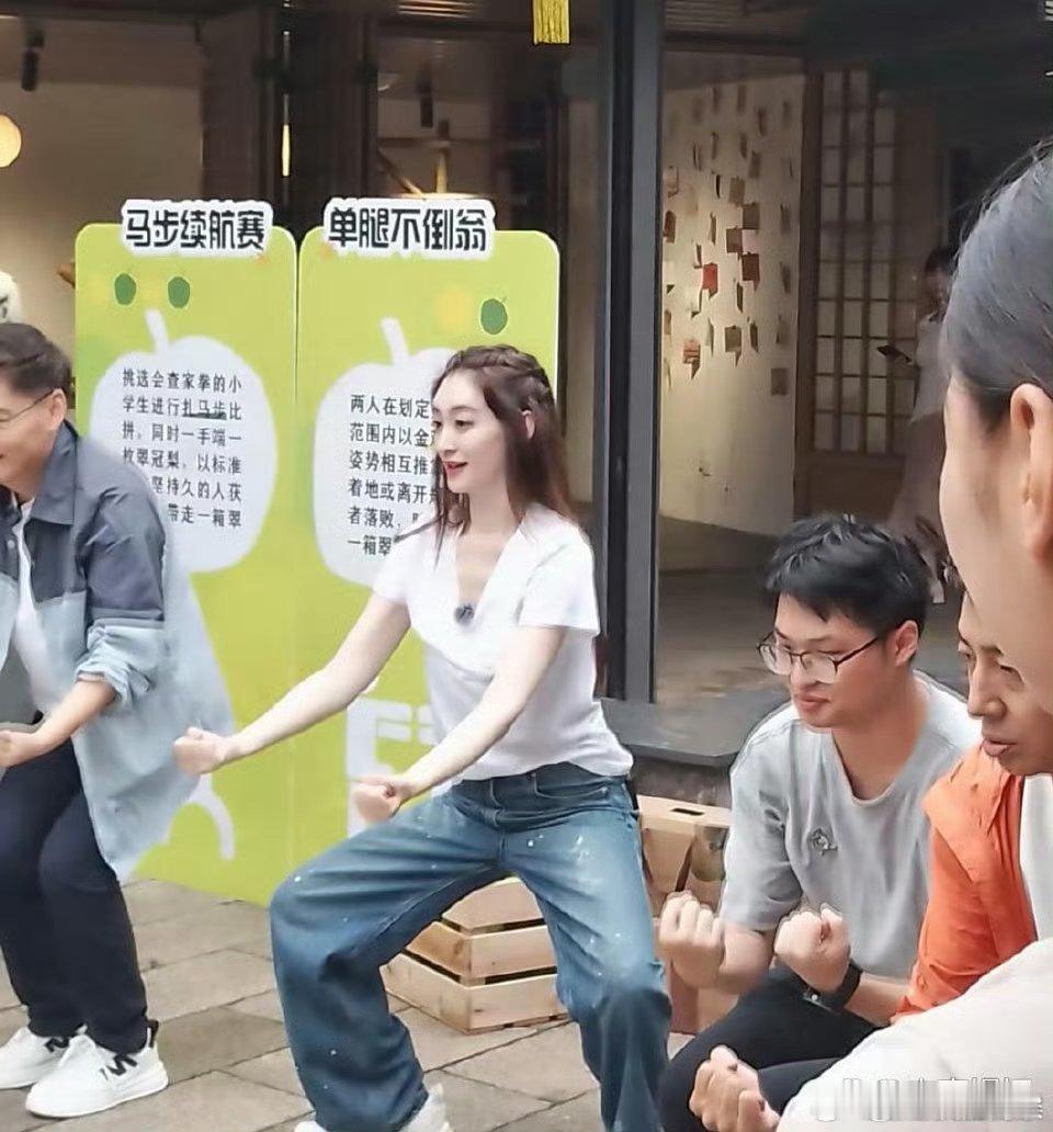 49岁李小冉现身江苏，她真人好瘦，皮肤白到发光，看着太年轻了！ ​​​
