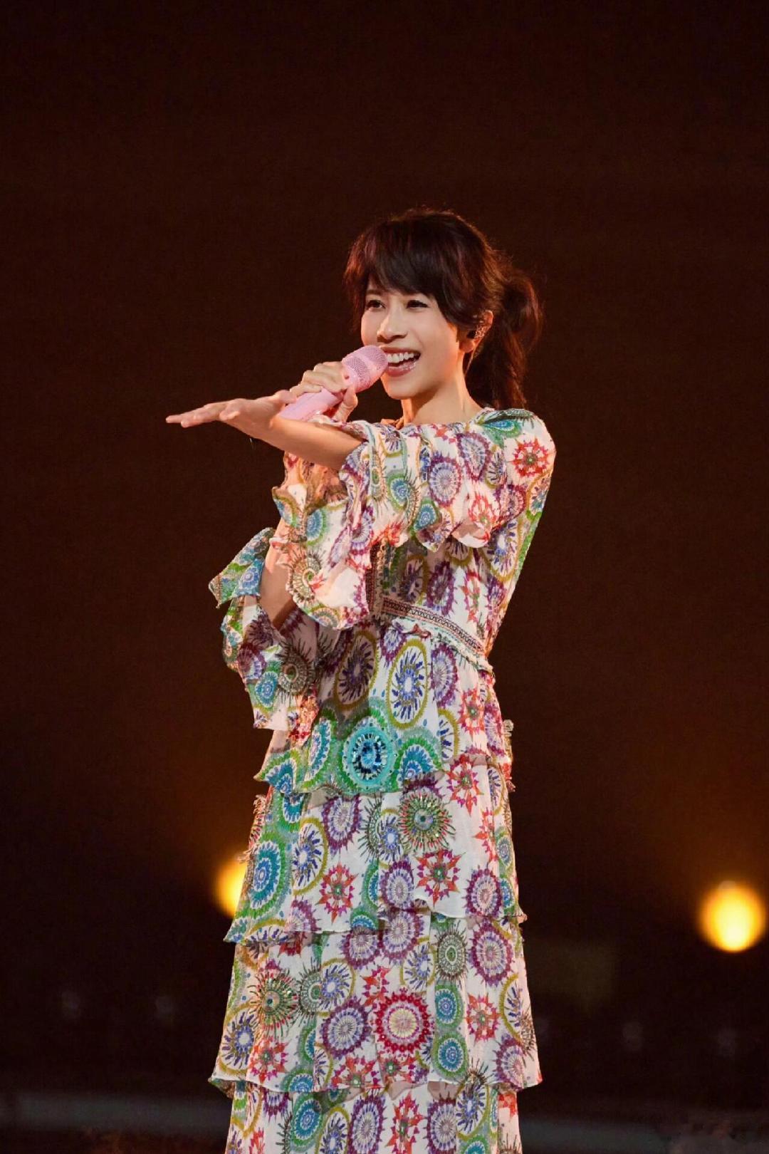 蔡依林莫文蔚恭喜蔡依林莫文蔚蔡依林互动 20年前蔡姐跟莫姐因媒体挑拨有过一些小尴