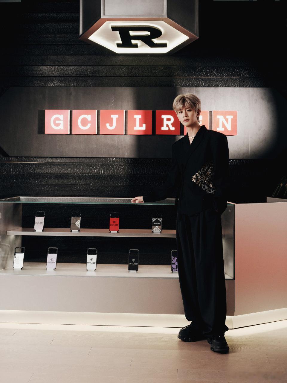 任嘉伦 in 任嘉伦个人艺术中心！『红房子』审美真高级啊，艺术氛围好浓！ 