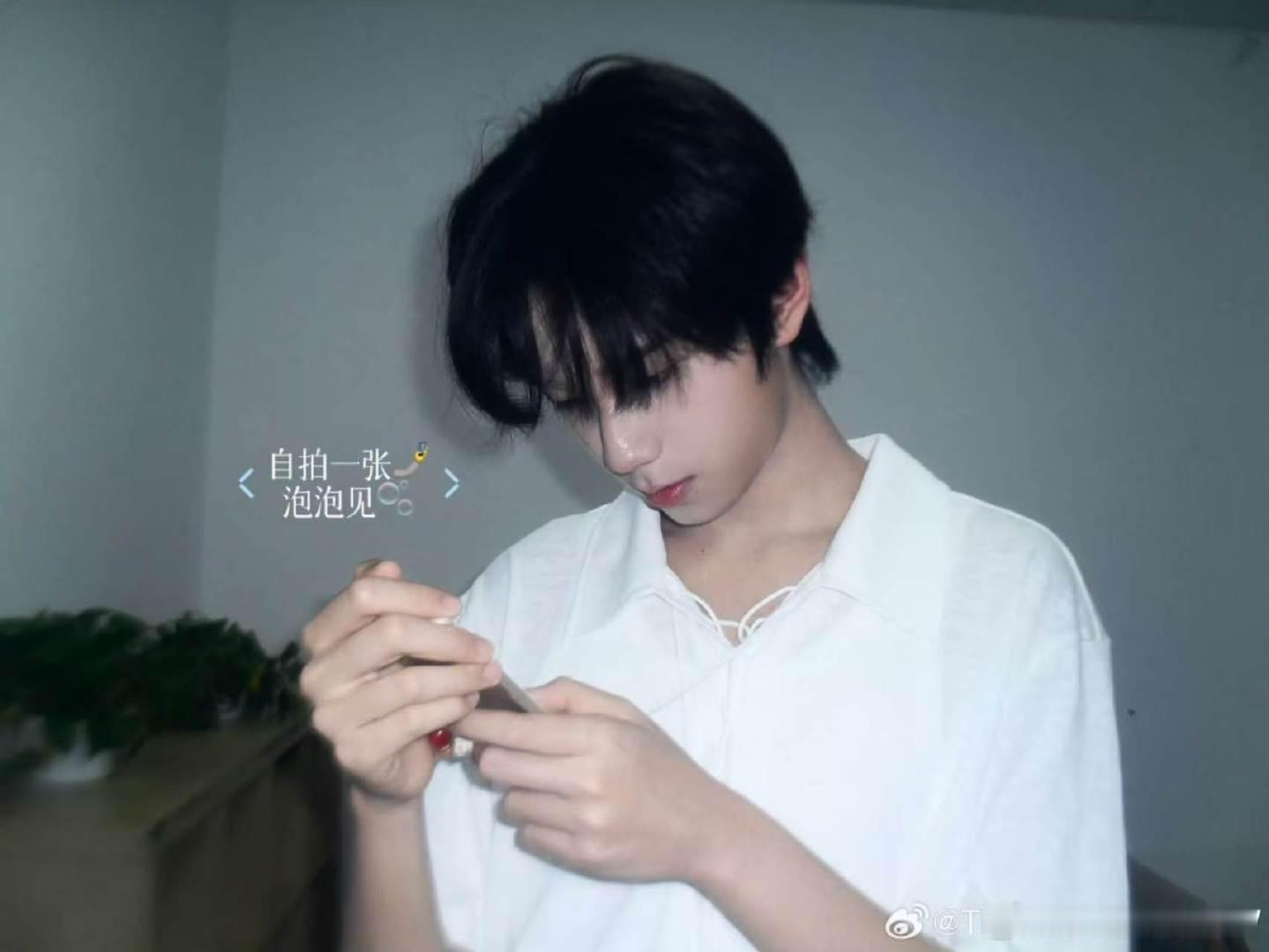 娱乐王橹杰泡泡发了自拍王橹杰突围五宫格照 王橹杰要在泡泡发自拍，燥候! 