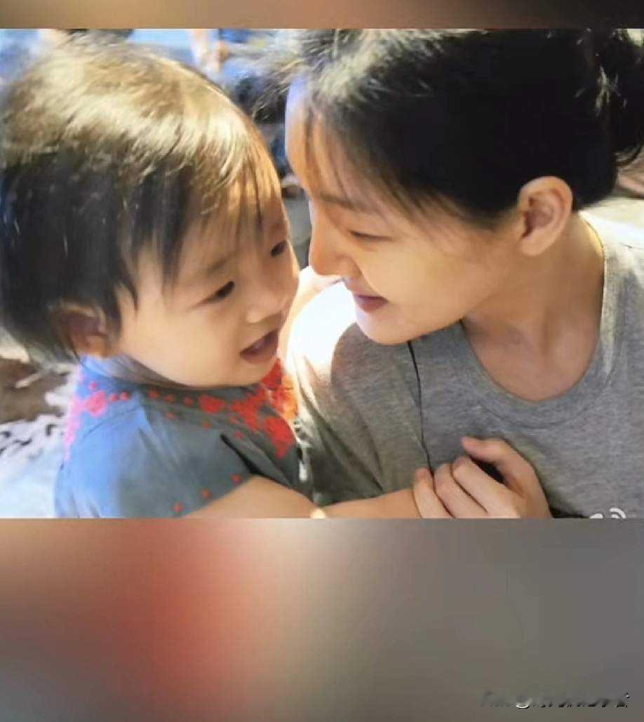 小S又要哭了，小玥再一次证明妈妈的爱，姥姥和小姨的爱是真的。
小玥注册了Ins，