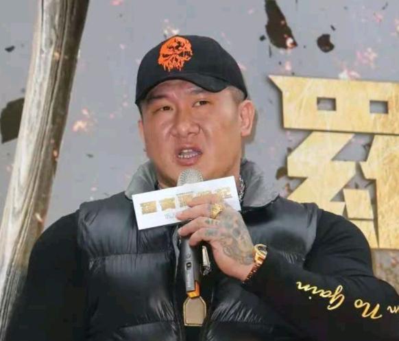 馆长要塌房了？
难道他的人品真的不咋地？


陈之汉这次遇到麻烦了。
三名老员工