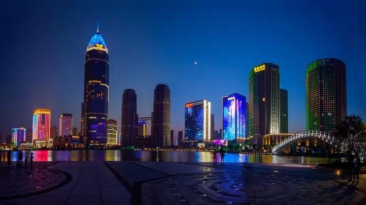 缓缓回落！
2015年10月，绍兴房价均价11222元；
2016年10月，绍兴