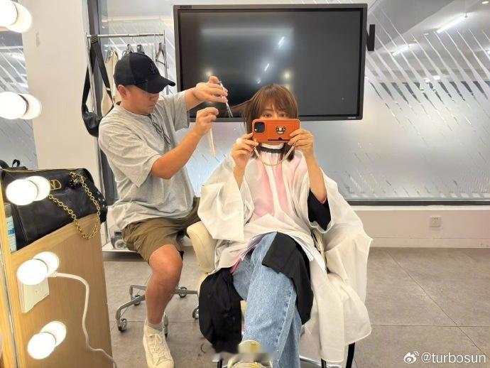 孙俪又剪发了我都不记得娘娘长头发的样子了，哈哈哈，记忆中都是短发 ​​​