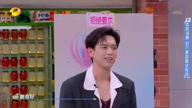 李一桐不愧是舞蹈生，笔直长腿一眼惊艳，完全不舍的移开眼睛