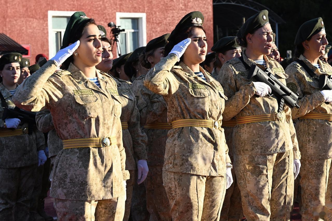 塔吉克斯坦武装部队阅兵展示其装备的中国造CS/LS6式9毫米轻型冲锋枪
