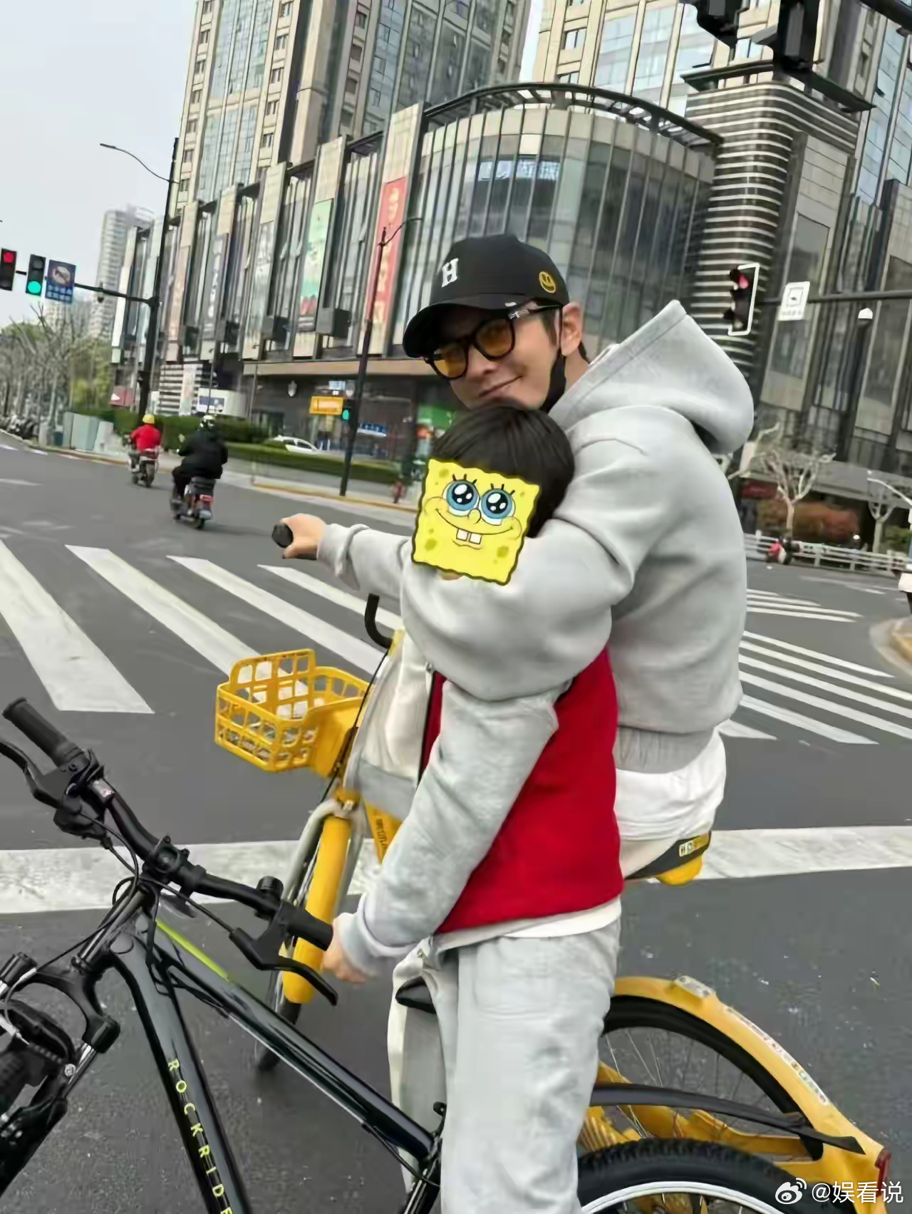 明眼人都看得出来，黄晓明真不是故意的，像黄晓明这些大明星都是车接车送的，平时根本