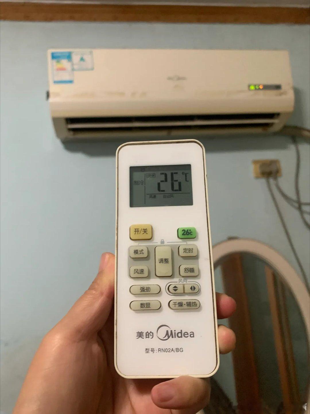 半夜，怀孕7个月老婆又被热醒了，不用说,肯定是我妈趁我们睡着，悄悄进来把空调关了