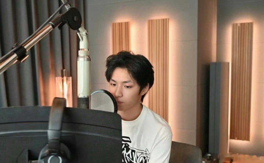 #宋亚轩[超话]##宋亚轩刘耀文同款T恤#真的太喜欢宋亚轩了，而且我觉得这样的一